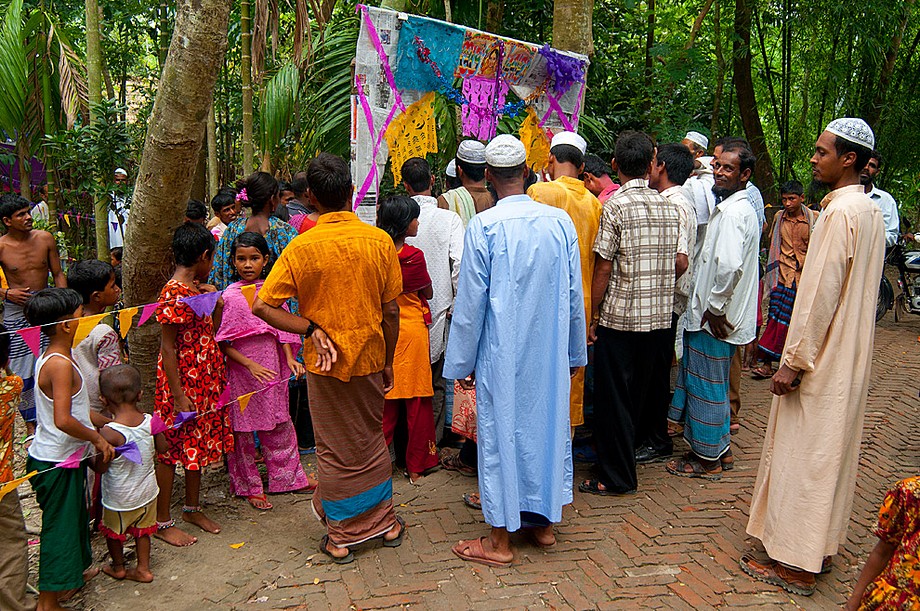 Barguna, Bangladesz: goście weselni wchodzą do domu panny młodej (Indie i Bangladesz 2010 - imprezy masowe i inne śluby)